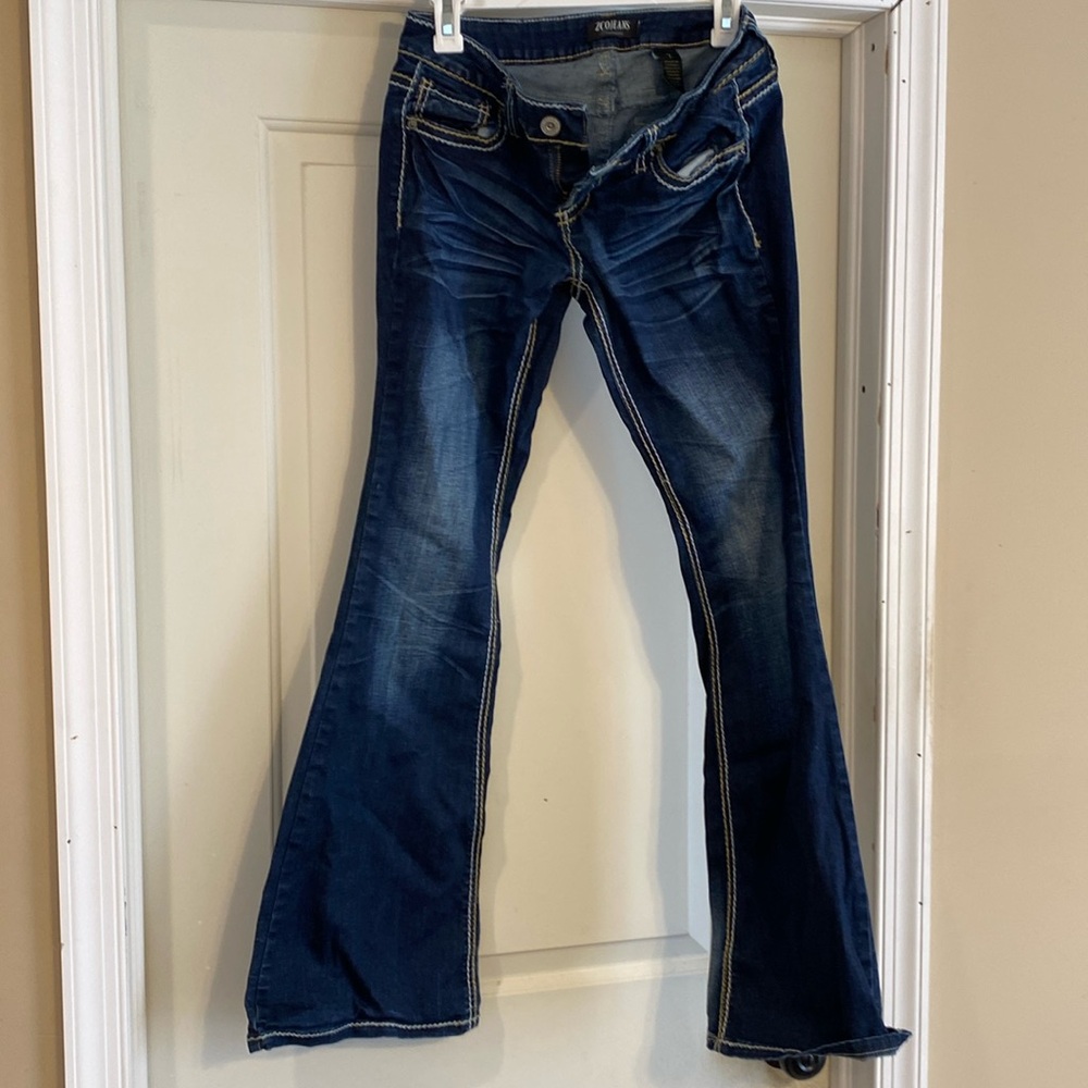 Juniors/women’s size 7 dark blue jeans low rise waist, no rips or stains